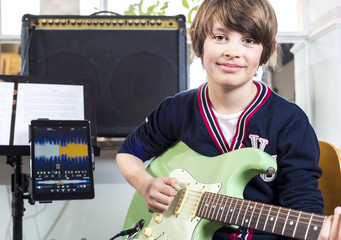 Junge beim Gitarrenunterricht