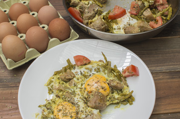 carne con huevos y espárragos,