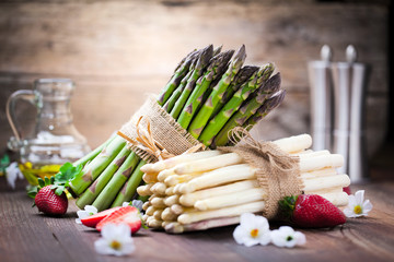 Frischer grüner und weißer Stangenspargel