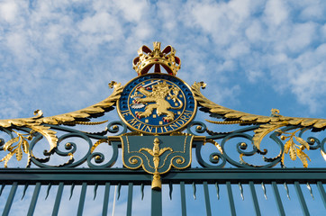 Fototapeta na wymiar gate with dutch royal emblem