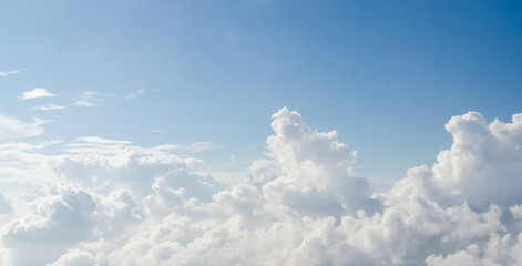 Naklejka premium Chmura i niebieskie niebo widok z samolotu