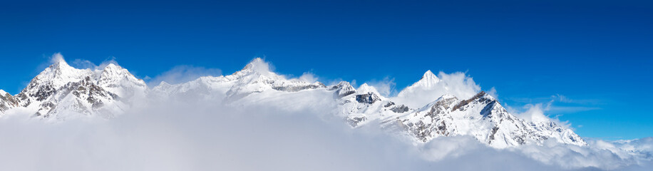 Fototapeta na wymiar snow mountains around Matterhorn Peak