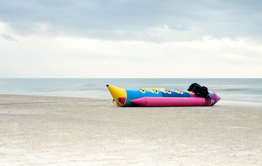 Le bateau banane s& 39 étend sur une plage