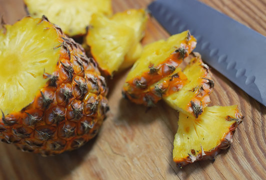 slices pineapple cut knife
