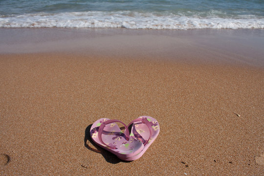 Chanclas en la playa