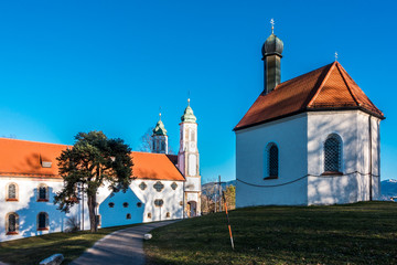 Fototapeta na wymiar St. Leonhard Kapelle und Hl.-Kreuz-Kirche auf dem Kalvarienberg in Bad Tölz 