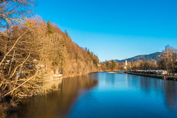 Isar am Ortseingang zu Bad Tölz au nördlicher Richtung