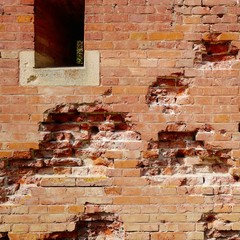 Historische Mauer mit Einschüssen