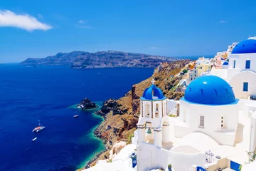 Fotobehang Santorini Witte architectuur en kerken met blauwe koepels, Oia, Santorini, Griekenland
