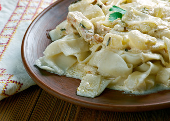 Italian pasta with chicken and cream sauce