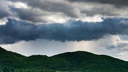 Obraz premium Thunderstorms phenomena over the mountains