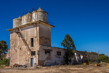 Fototapeta na wymiar Ruine einer alten Fischfabrik im andalusischen Sancti Petri
