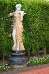 скульптура скрипачки на аллее