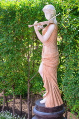 скульптура девушки со скрипкой