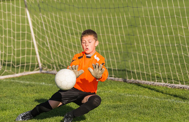 Obraz premium boy goalkeeper defends