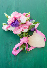 Frische Blumen auf rustikalem Hintergrund