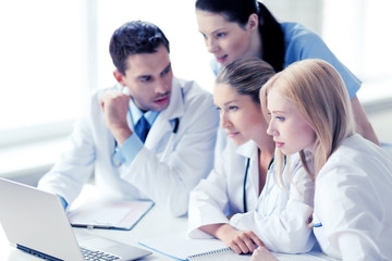Obraz premium group of doctors looking at tablet pc