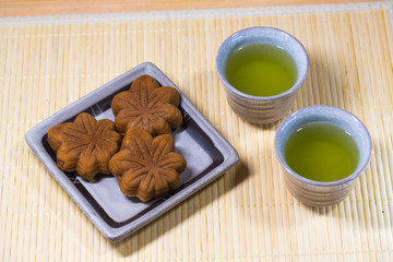 もみじ饅頭と日本茶