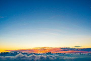 Obraz premium Sunrise on peak of mountain with fog white cloud