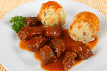 Gulasch und Klöße