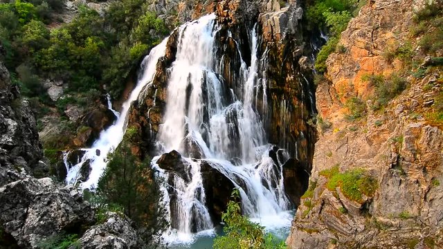 DAĞLAR'DAN  U&Ccedil;AN SULAR