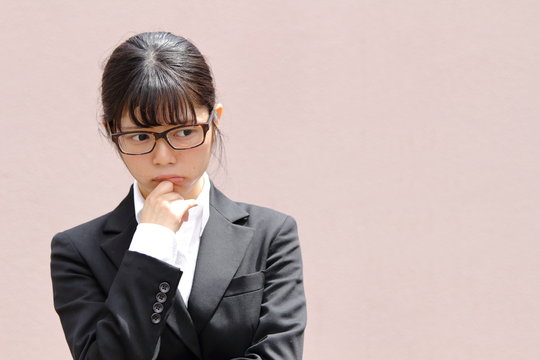 悩む就活生