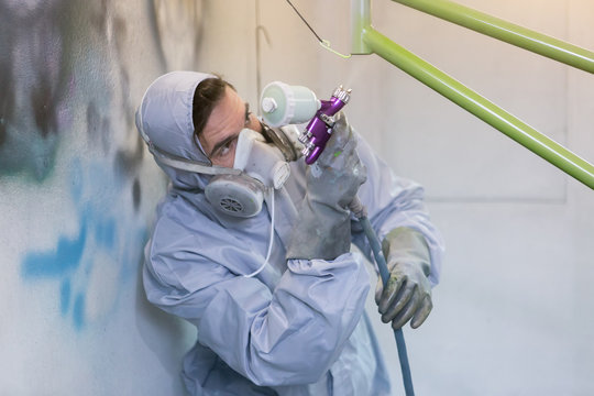 Craftsman painting bicycles frame