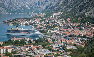 Fototapeta na wymiar Cruiser in the port of Kotor, Montenegro