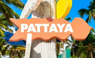 Pattaya signpost with palm trees - obrazy, fototapety, plakaty