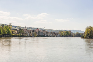 Obraz premium Rheinfelden, Stadt, Altstadt, Rhein, alte Rheinbrücke, Rheinufer, Stadtkirche, St. Martin, Messerturm, Uferweg, Rheinweg, Rheinschifffahrt, Frühling, Aargau, Schweiz