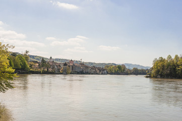 Obraz premium Rheinfelden, Stadt, Altstadt, Rhein, alte Rheinbrücke, Rheinufer, Stadtkirche, St. Martin, Messerturm, Uferweg, Rheinweg, Rheinschifffahrt, Frühling, Aargau, Schweiz