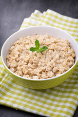 Oatmeal porridge with blueberries. healthy breakfast.
