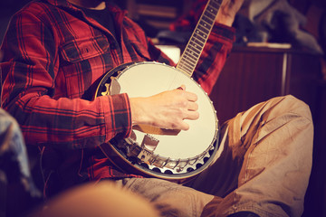 Naklejka premium chłopiec gra na banjo