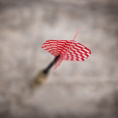 Draufsicht Dartpfeil mit rotem Flyer