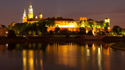 Fototapety  Wzgórze Wawelskie nad Wisłą w Krakowie nocą