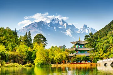 Foto op Plexiglas Schilderachtig uitzicht op de Jade Dragon Snow Mountain, China © efired