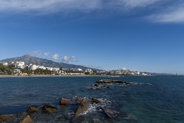 Fototapeta na wymiar vistas de la playa de Nueva Andalucía en la costa de Marbella, Málaga