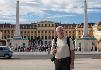 Tourist in front of Shonbrunn Palace