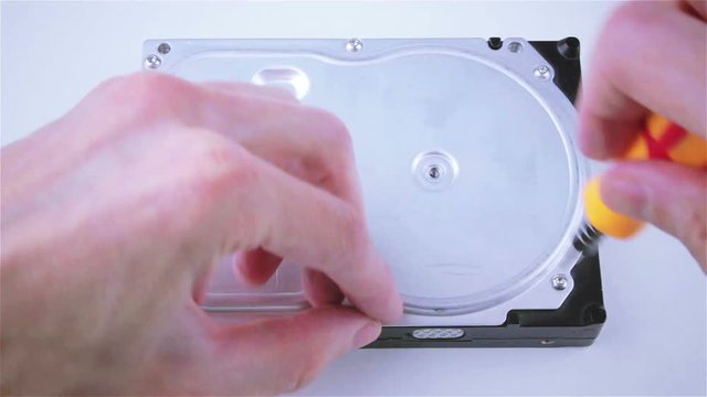 Isolated hard drive from the computer. Principle of operation. Removing the outer cover, the work head in HDD.