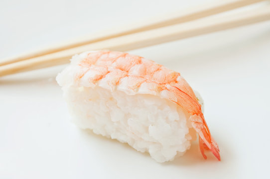 sushi  &agrave; la crevette avec baguettes