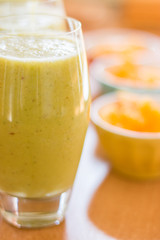 Grüne Smoothies am Früchstückstisch