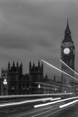 Nachtverkehr am Big Ben in London in schwarzweiß
