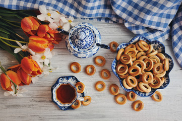 Чайный сервиз с синим узором и тарелка с бубликами