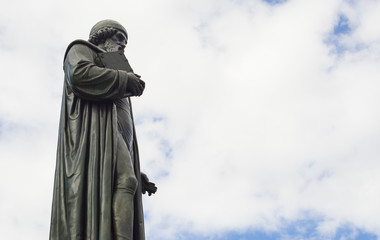 Fototapeta premium Die Statue von Johannes Gutenberg steht in Mainz Deutschland und ist als Wallpaper oder Symbolbild gedacht