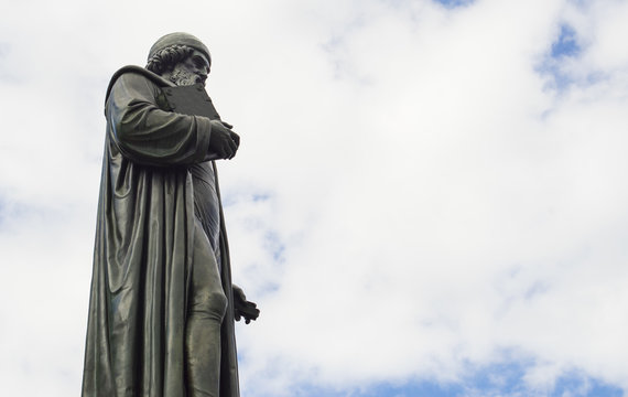 Die Statue von Johannes Gutenberg steht in Mainz Deutschland und ist als Wallpaper oder Symbolbild gedacht