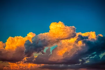 Selbstklebende Fototapete Himmel dramatischer Sonnenuntergang Hintergrund mit orangefarbenen Wolken