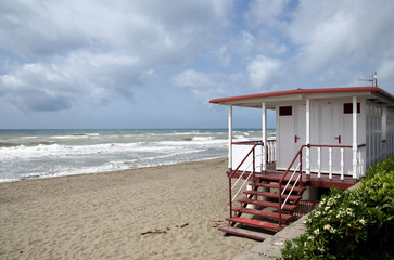 spiaggia con stabilimento balneare