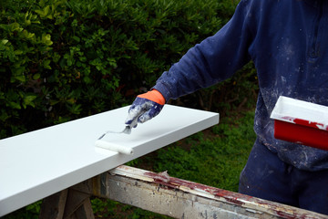 mani al lavoro, rullo per dipingere