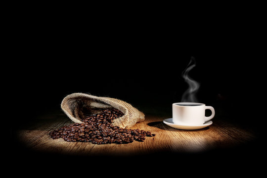 Fototapeta grains de café avec une tasse blanche