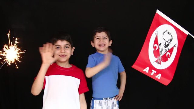milli bayramı kutlayan t&uuml;rk &ccedil;ocuklar